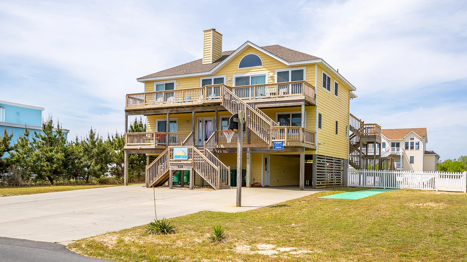 Sunny Daze Semi-Oceanfront Home in Whalehead Corolla