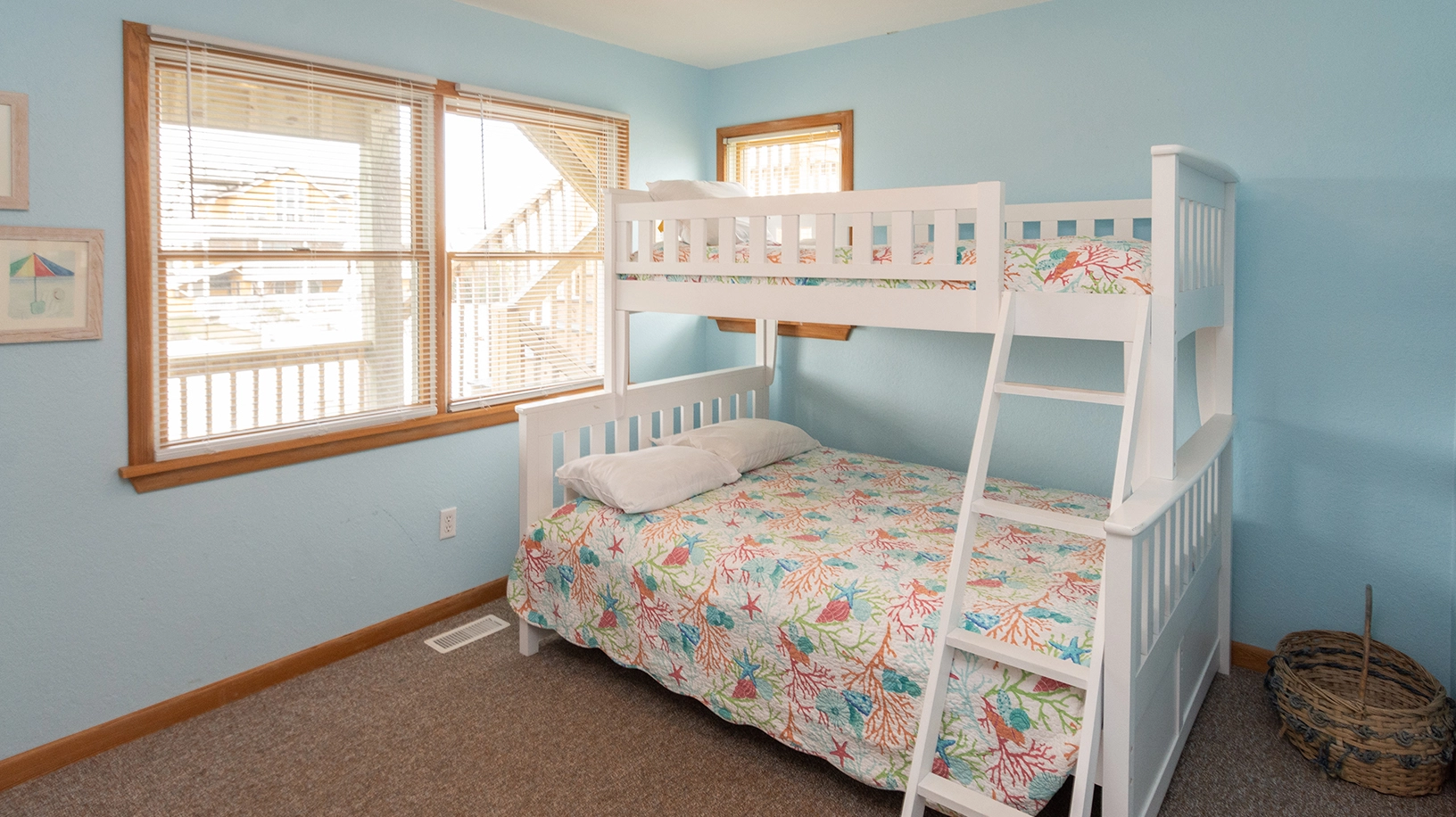 Sunny Daze Semi-Oceanfront Home in Whalehead Corolla