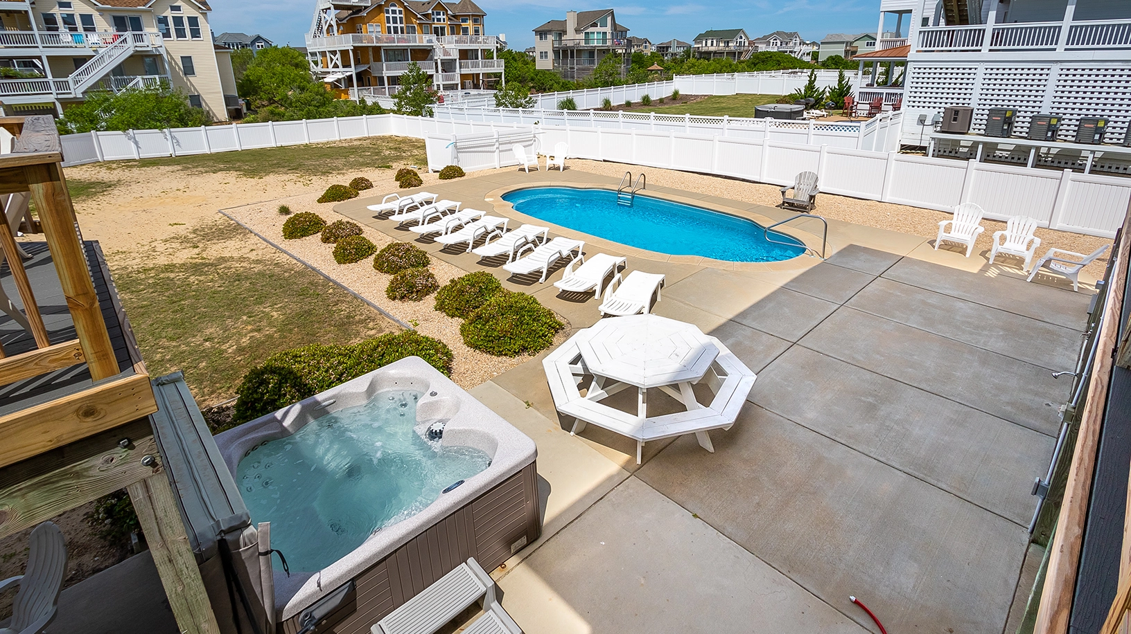 Sunny Daze Semi-Oceanfront Home in Whalehead Corolla