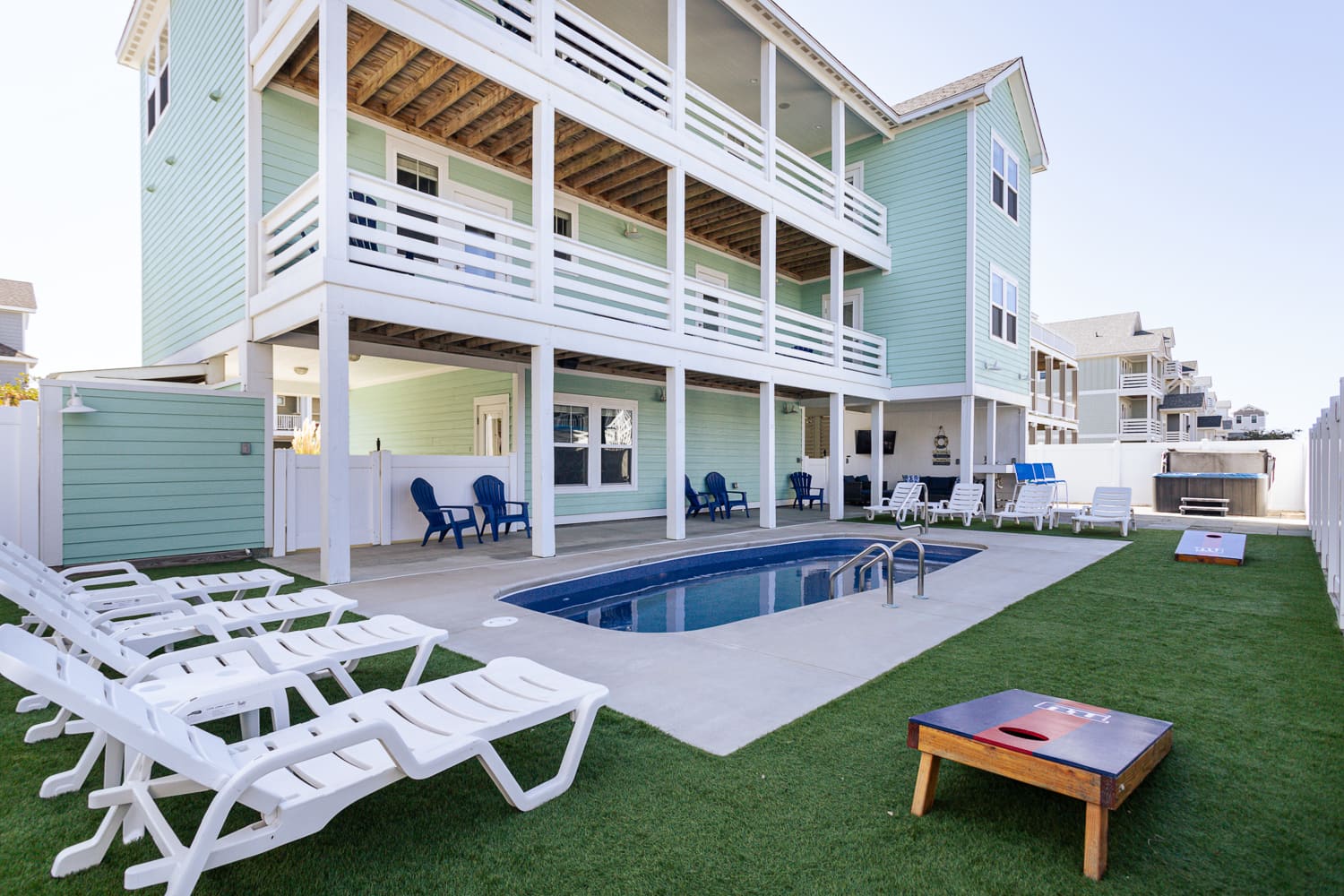 Bikinis and Martinis property image